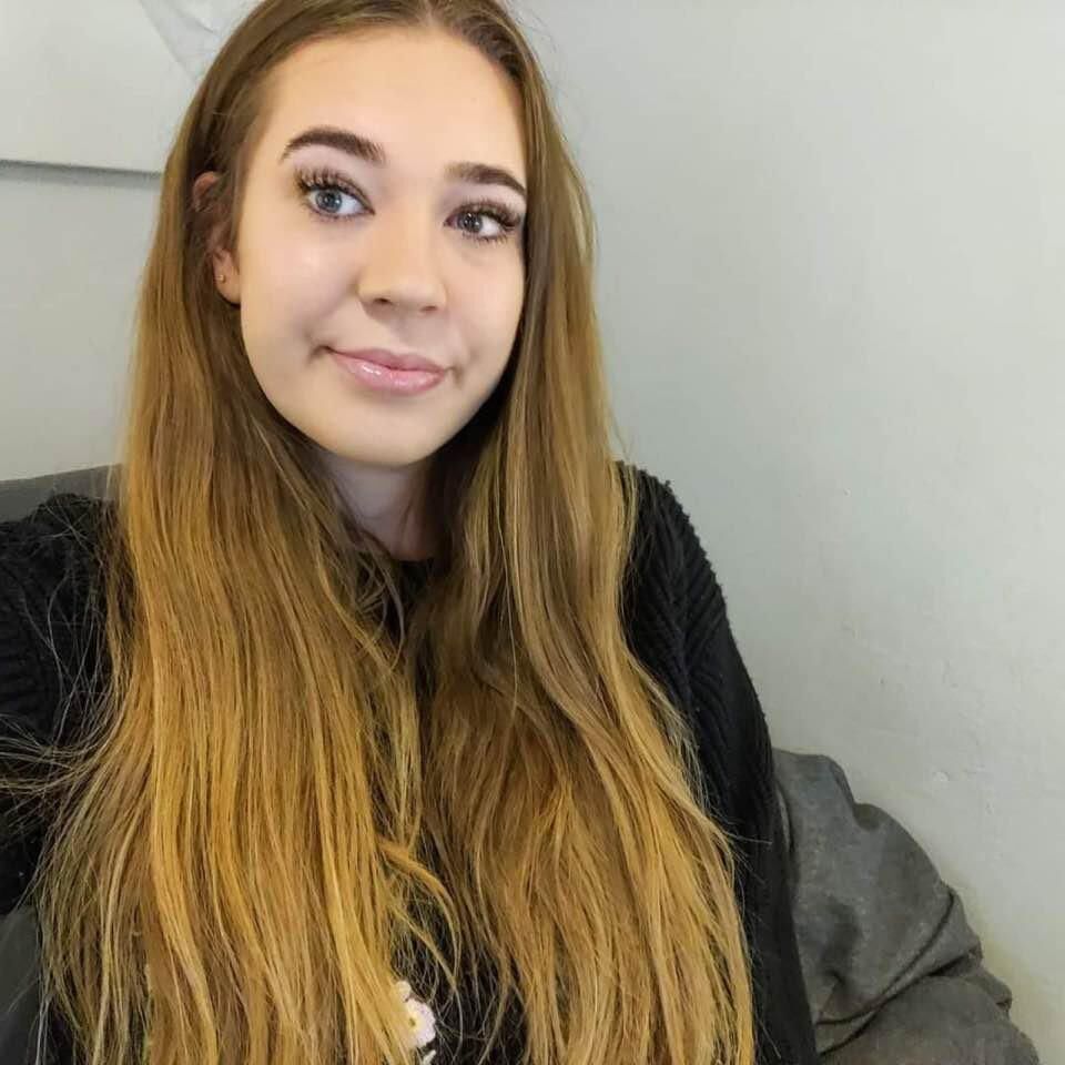 Femme a exposé de gros seins