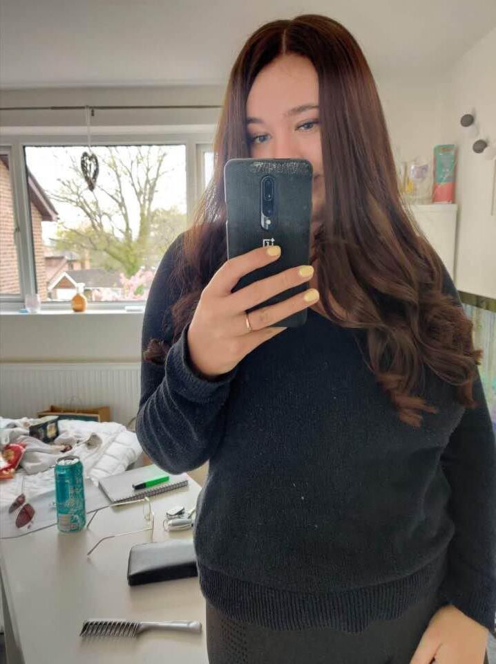 Femme a exposé de gros seins