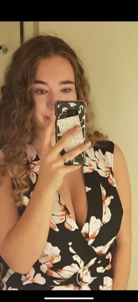 Femme a exposé de gros seins