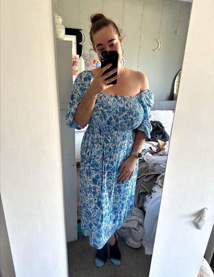 Femme a exposé de gros seins