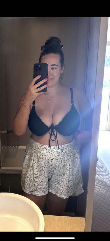 Femme a exposé de gros seins