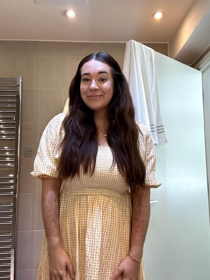 Femme a exposé de gros seins