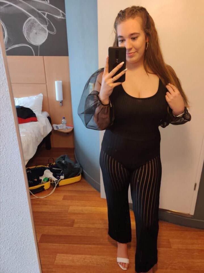 Femme a exposé de gros seins