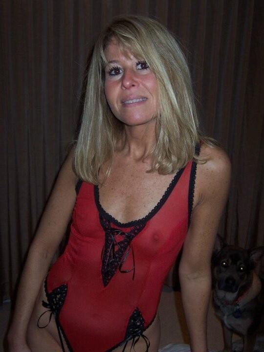 MILF HOTNESS STEPHANIE（元妻の友人は似ているように見えます）