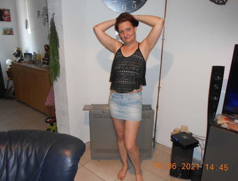 Slim Mature Annette de Belgique aime être nu