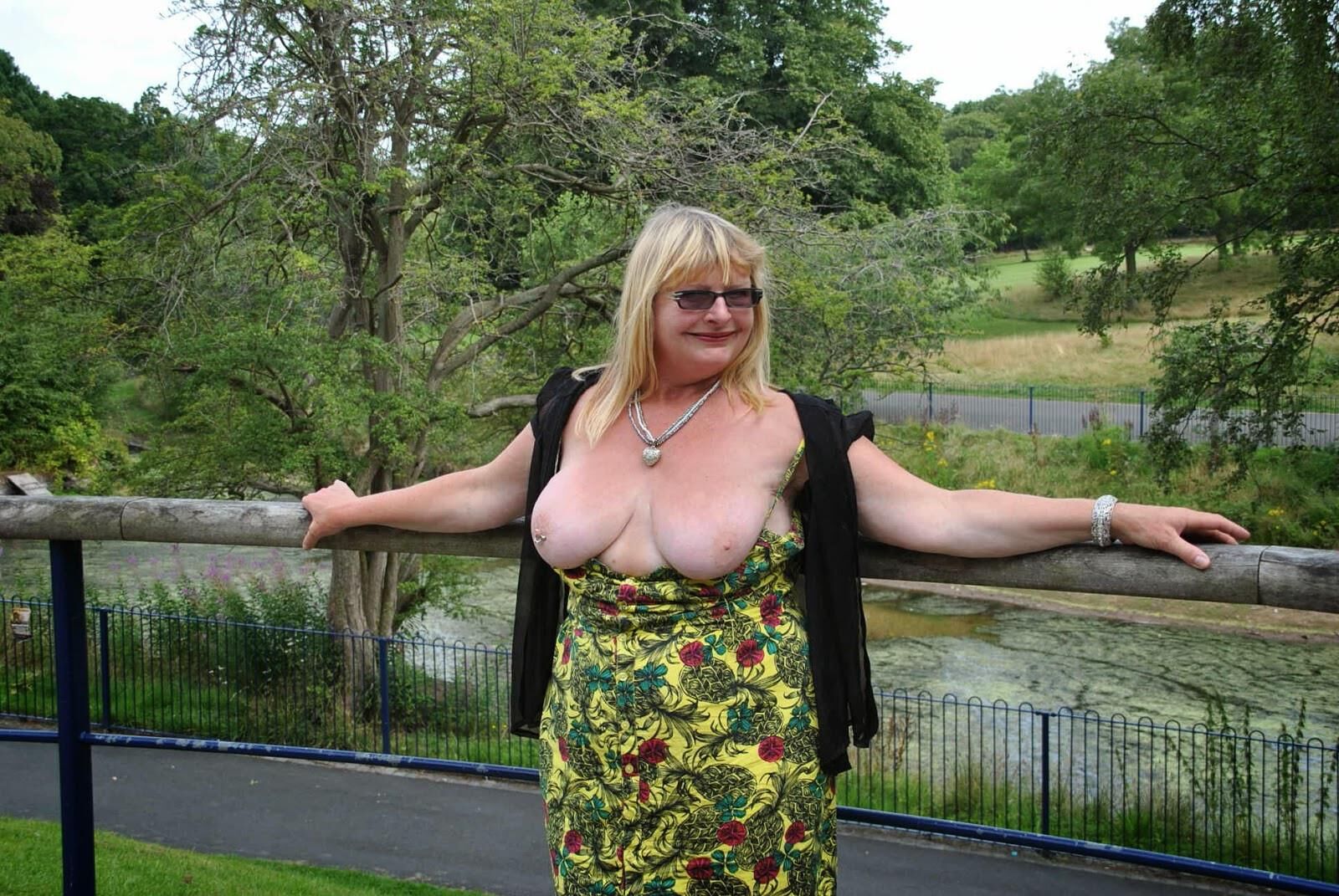 Hé maman, montre-moi tes seins!