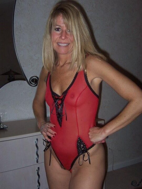 MILF HOTNESS STEPHANIE（元妻の友人は似ているように見えます）