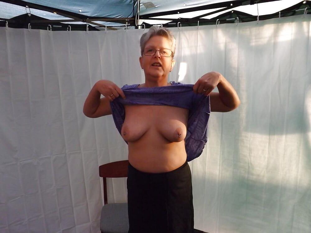 Hé maman, montre-moi tes seins!