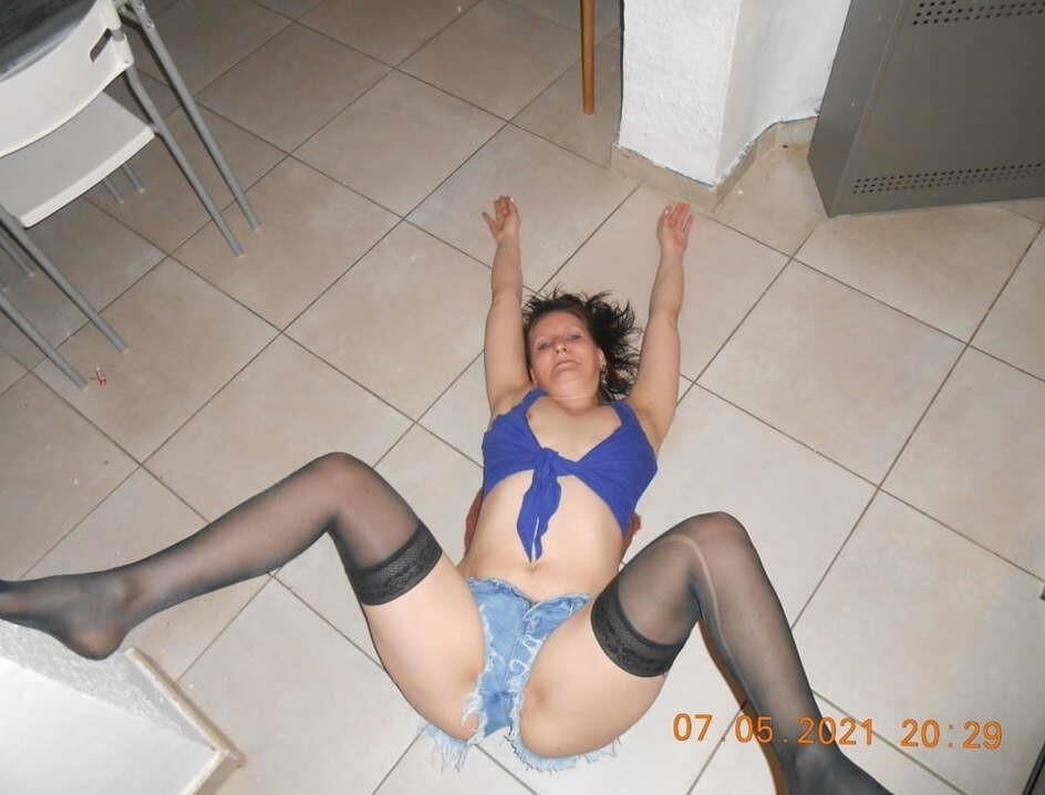 Slim Mature Annette de Belgique aime être nu