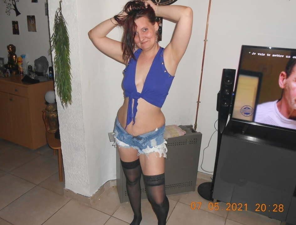 Slim Mature Annette de Belgique aime être nu