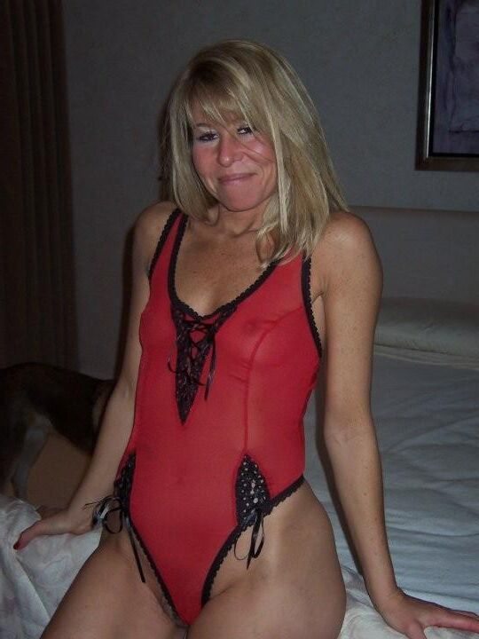 MILF HOTNESS STEPHANIE（元妻の友人は似ているように見えます）