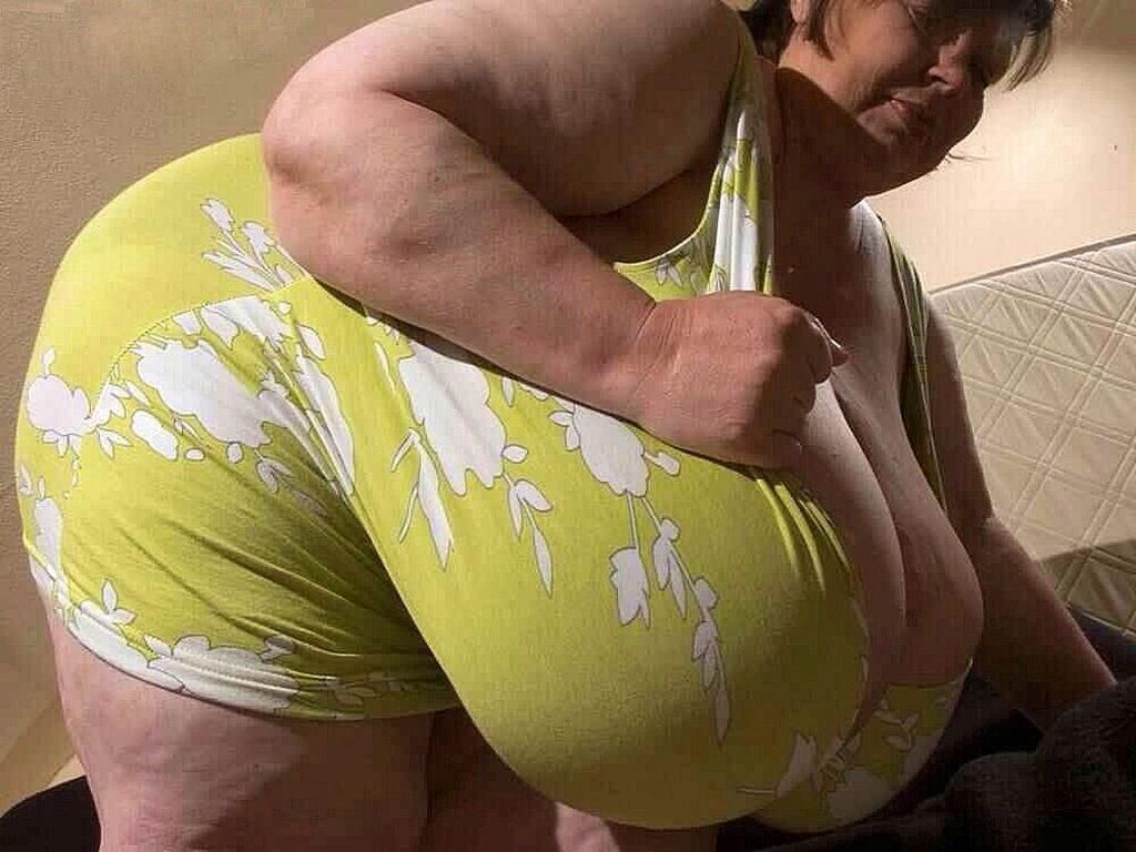 美しい大きな胸を持つ年上の女性