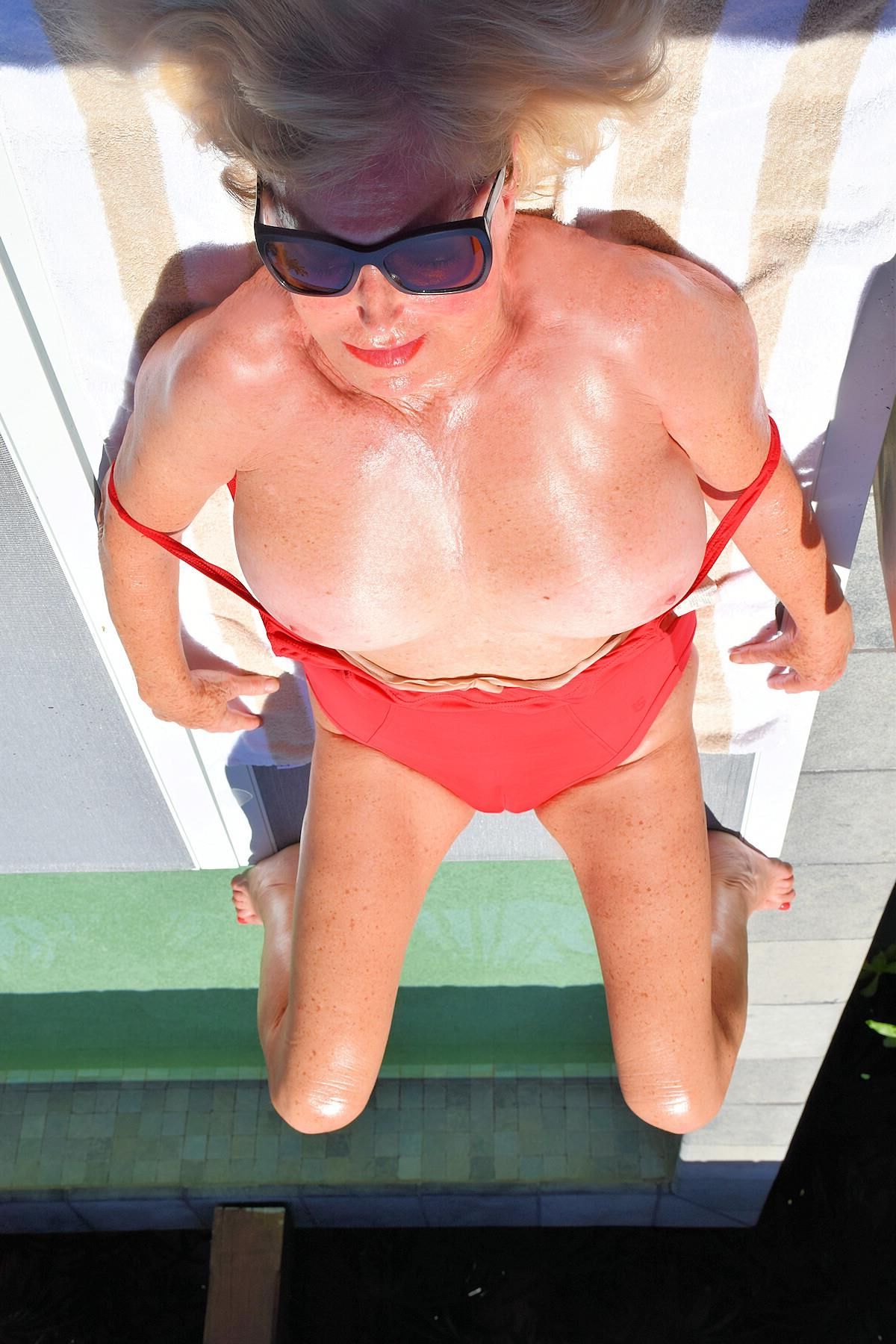 ¡Placer junto a la piscina con nuestra desnuda dama Diane!