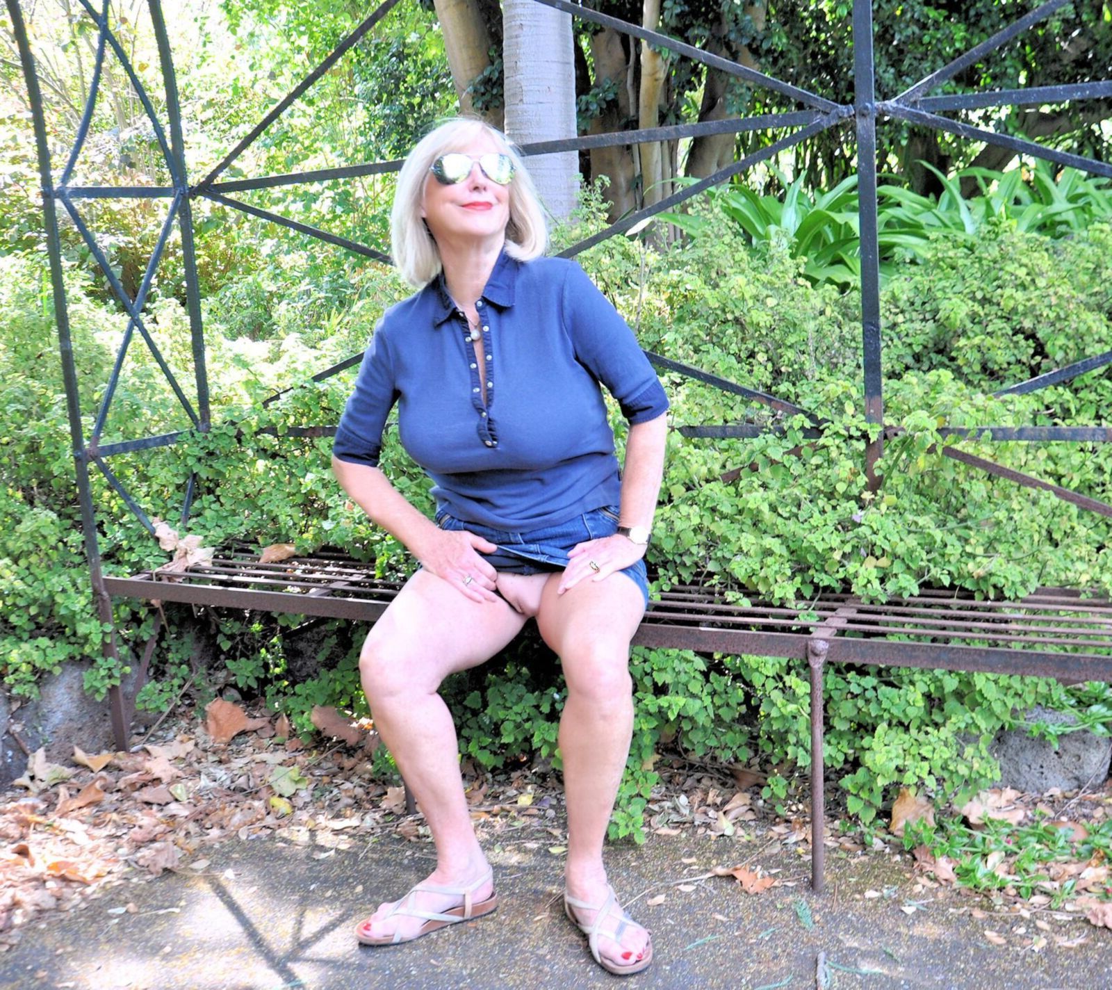 ¡Desnuda encantadora Diane en los jardines o al aire libre!