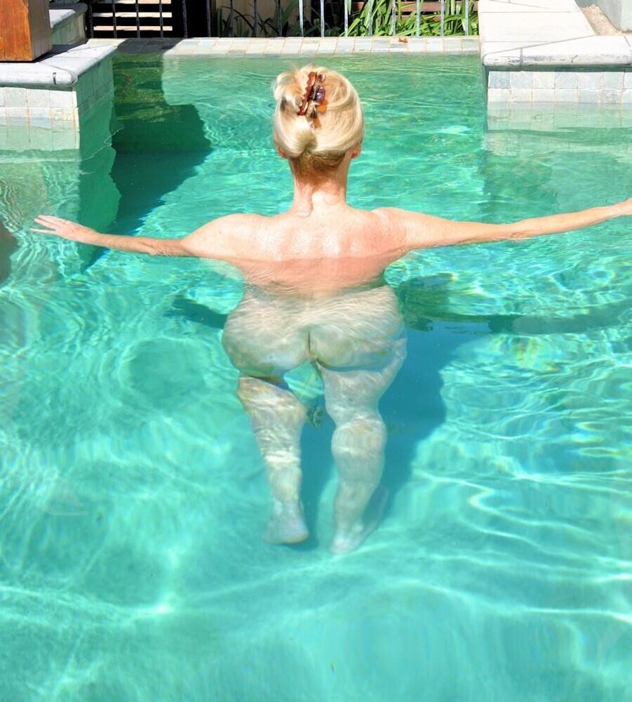 Simplemente desnudo y desnudo: ¡nuestra deliciosa dama Diane en la carne!