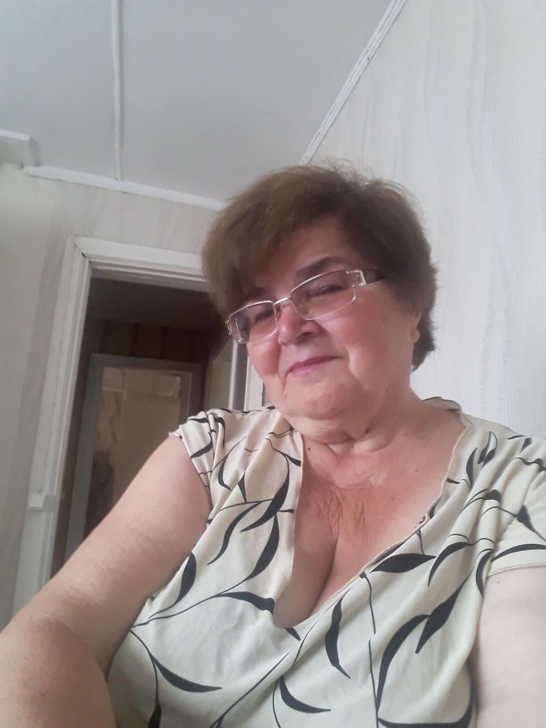 Cielo de escote de la abuela grande