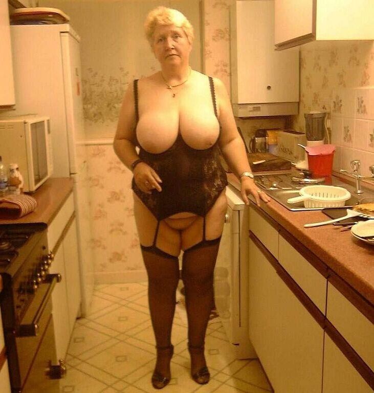 Dames plus âgées avec de beaux grands seins