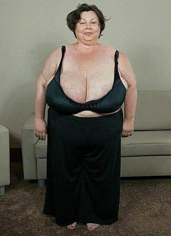 Dames plus âgées avec de beaux grands seins