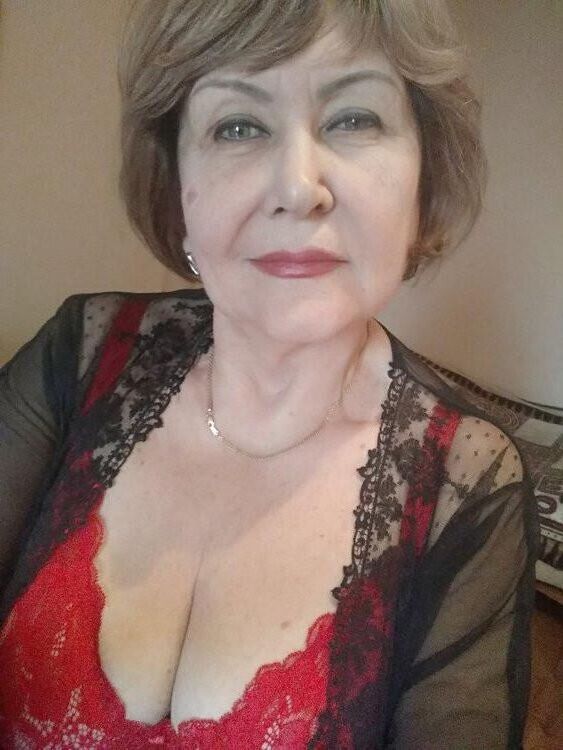 Big titted granny cleavage heaven 