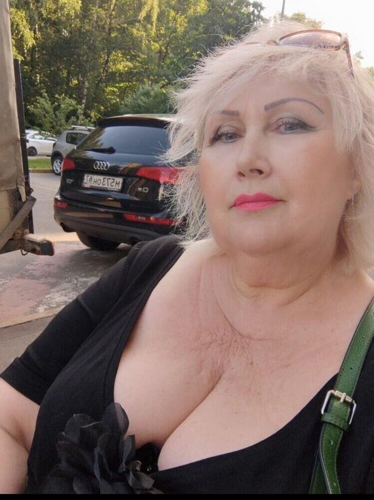 Cielo de escote de la abuela grande