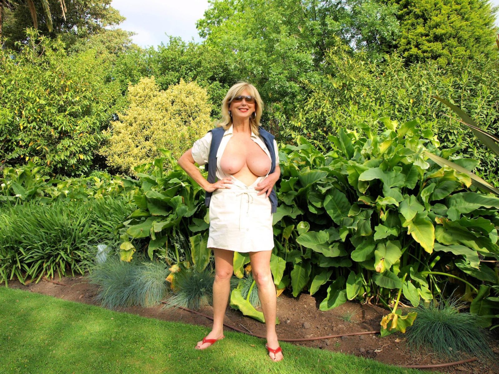 ¡Desnuda encantadora Diane en los jardines o al aire libre!
