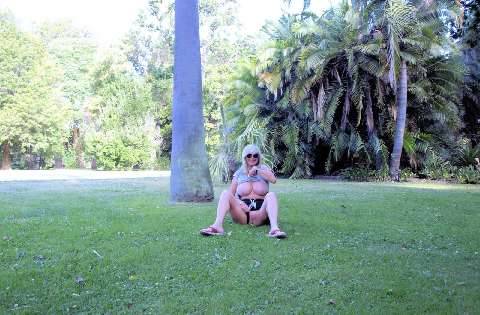 ¡Desnuda encantadora Diane en los jardines o al aire libre!