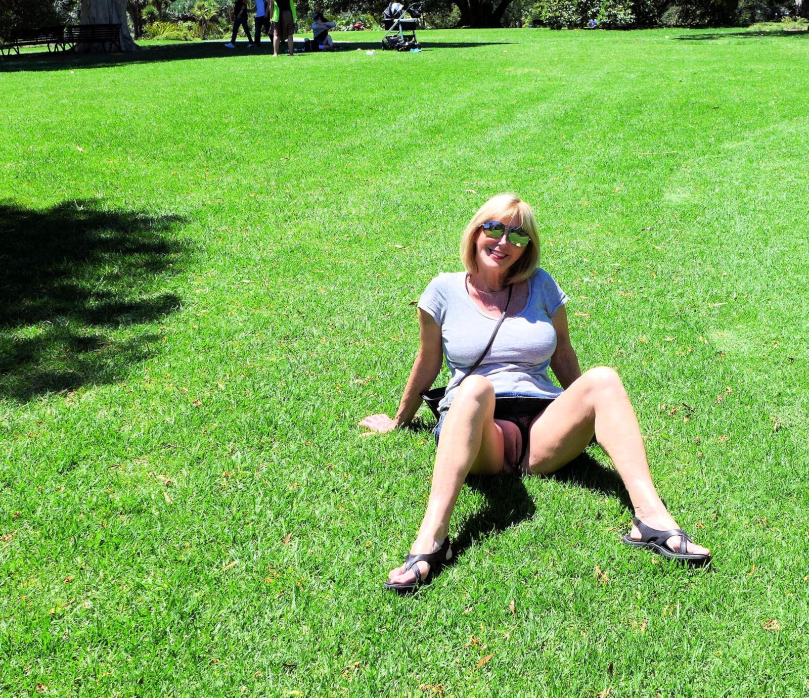 ¡Desnuda encantadora Diane en los jardines o al aire libre!