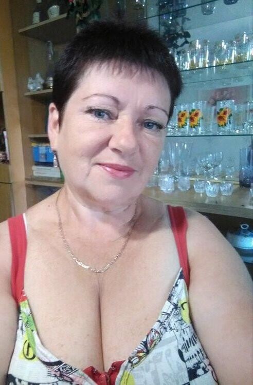 Big titted granny cleavage heaven 