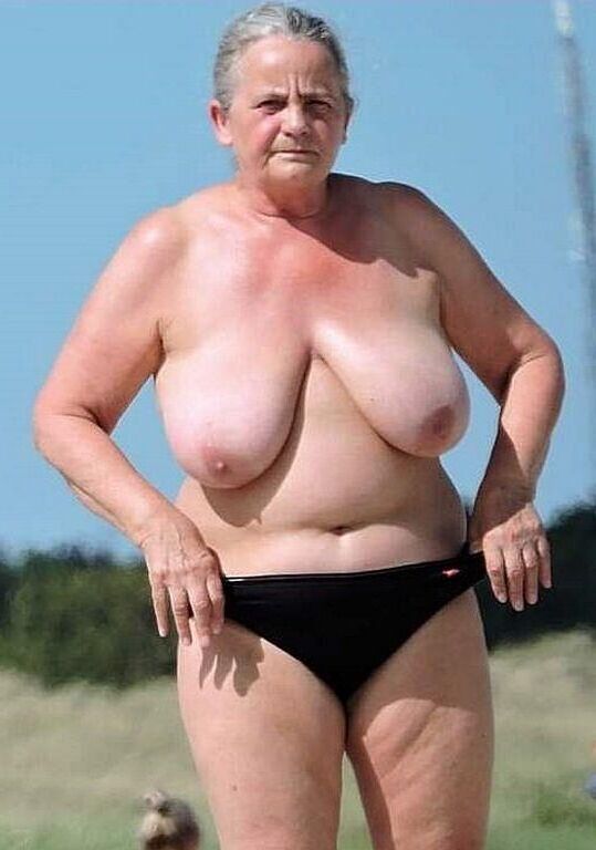 Dames plus âgées avec de beaux grands seins