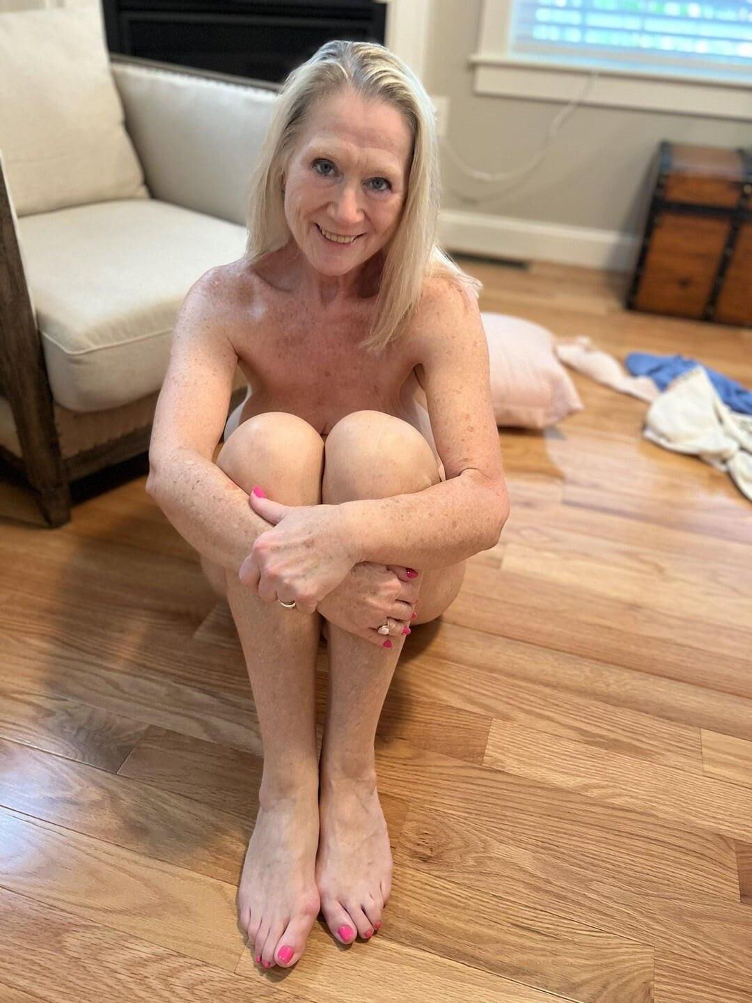 Incredible GILF