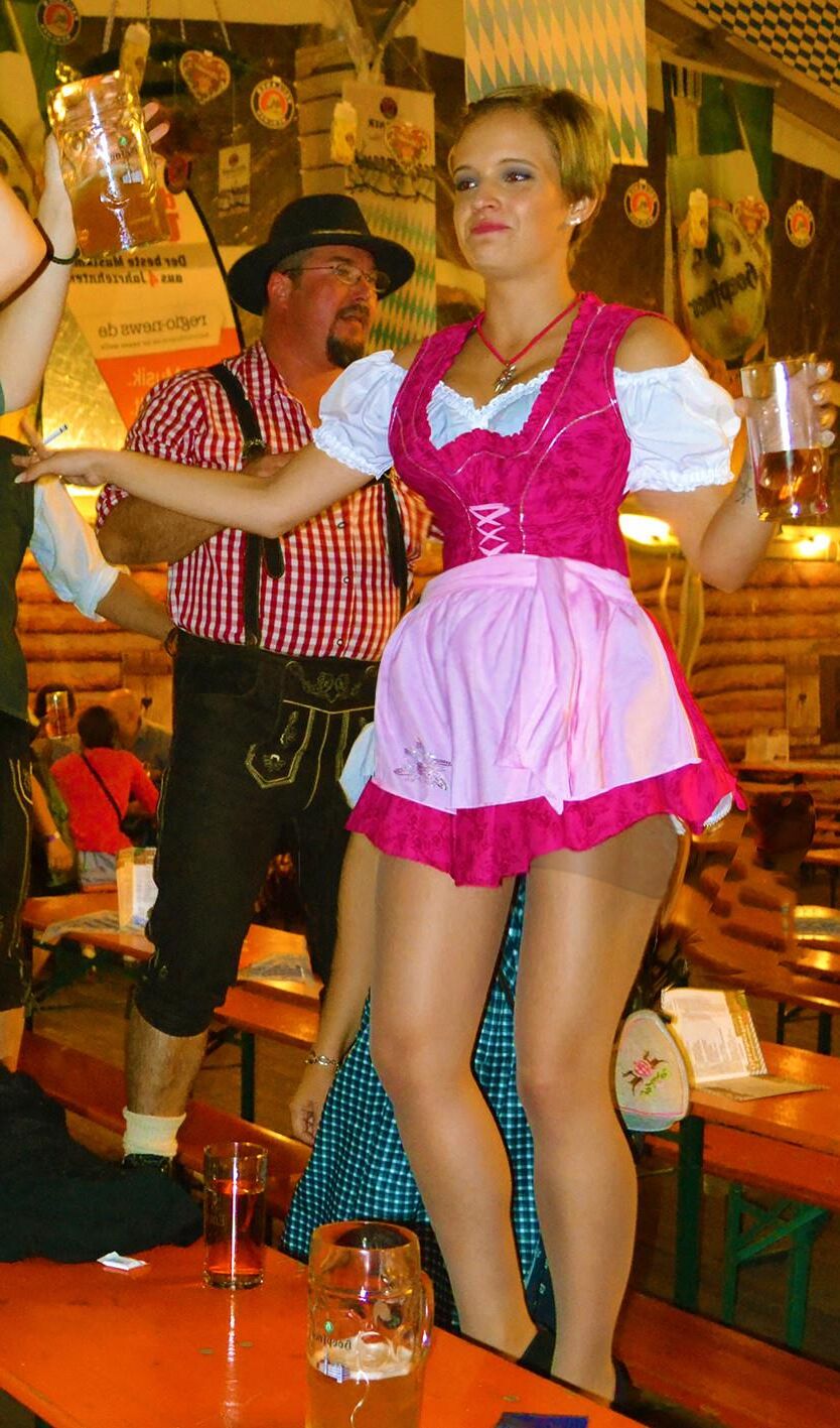 Geschwängerte Dirndlmadln trächtig in Tracht ()
