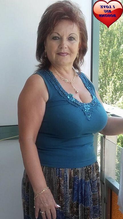 Ein paar reife Damen mit großen Busen