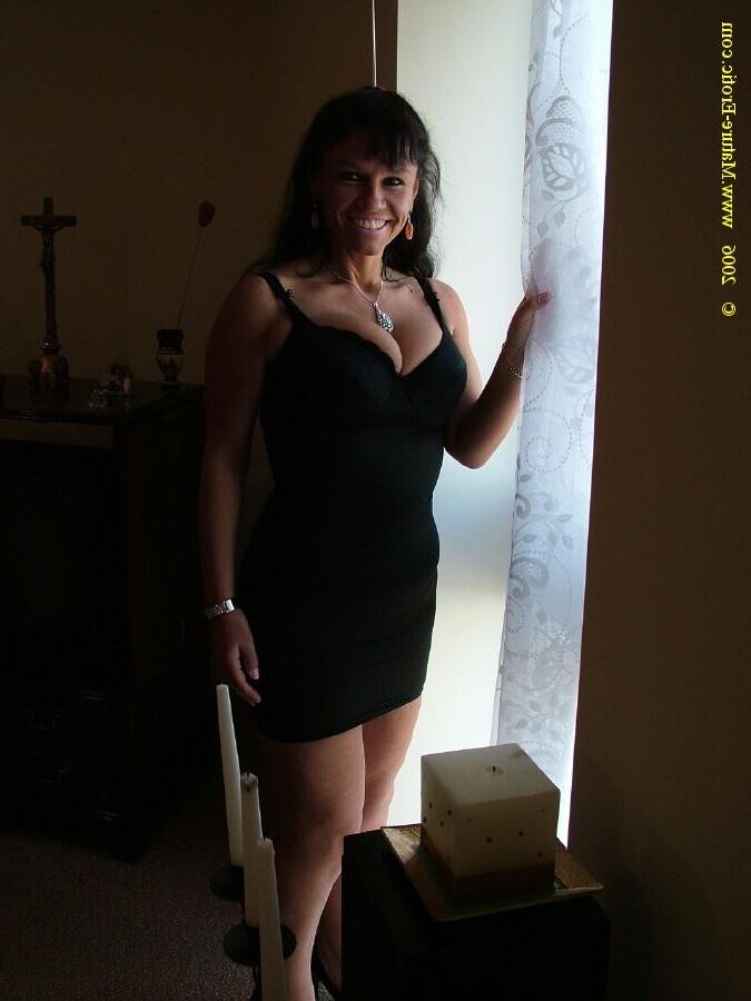 . Kim Mum has big knockers and gleaming white choppers