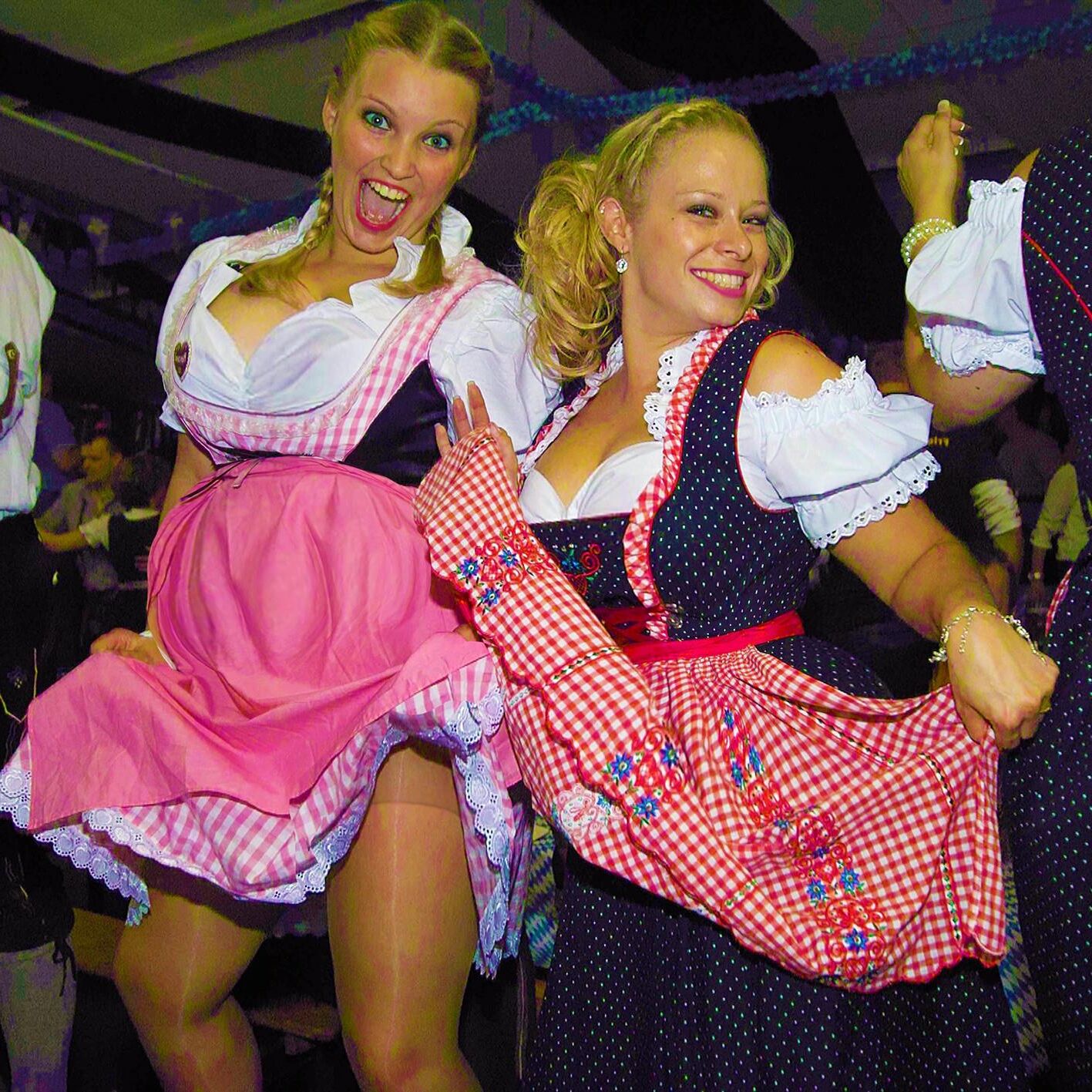 Geschwängerte Dirndlmadln trächtig in Tracht ()