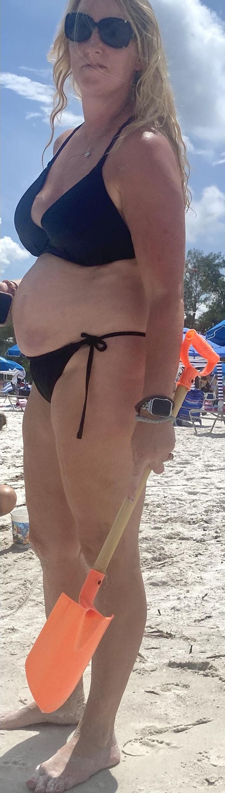 Unaware mature bodies on the beach which ones are bald 