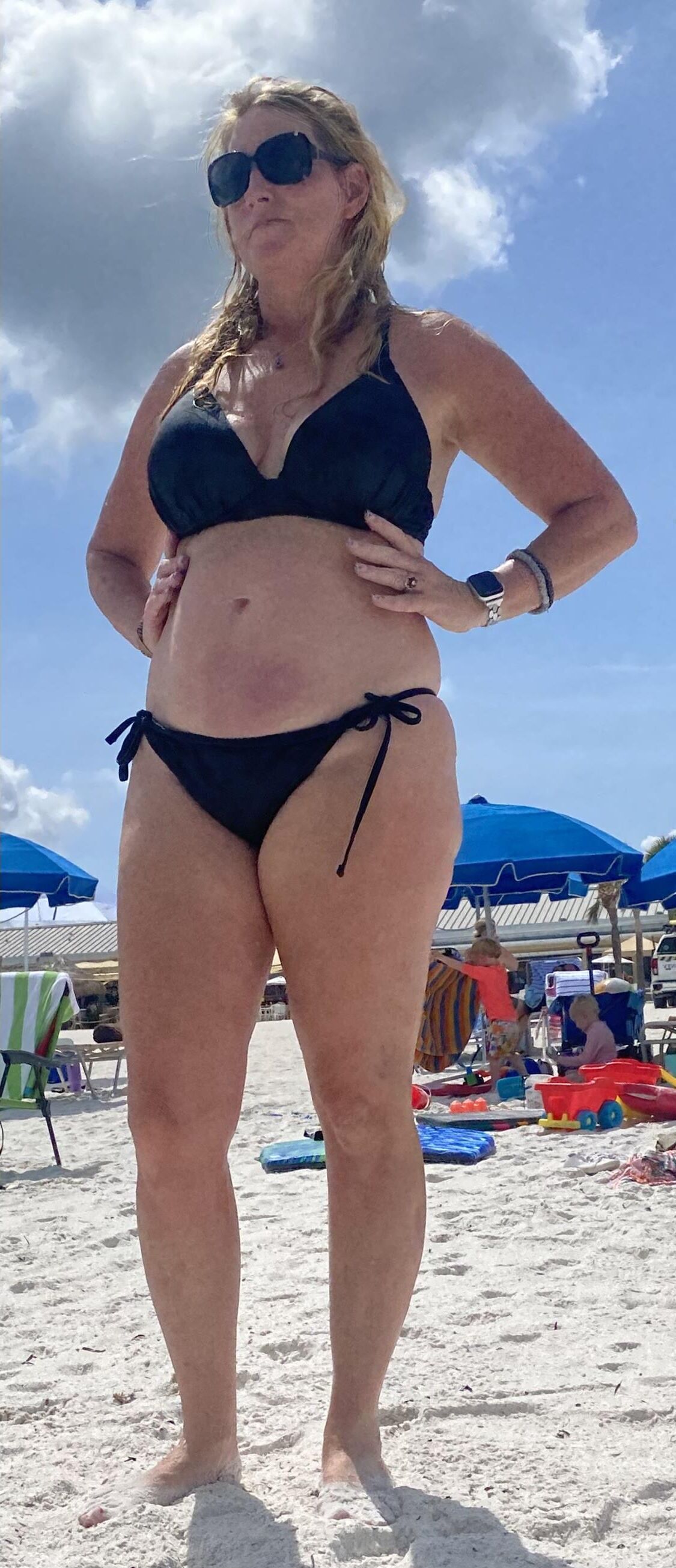 Unaware mature bodies on the beach which ones are bald 
