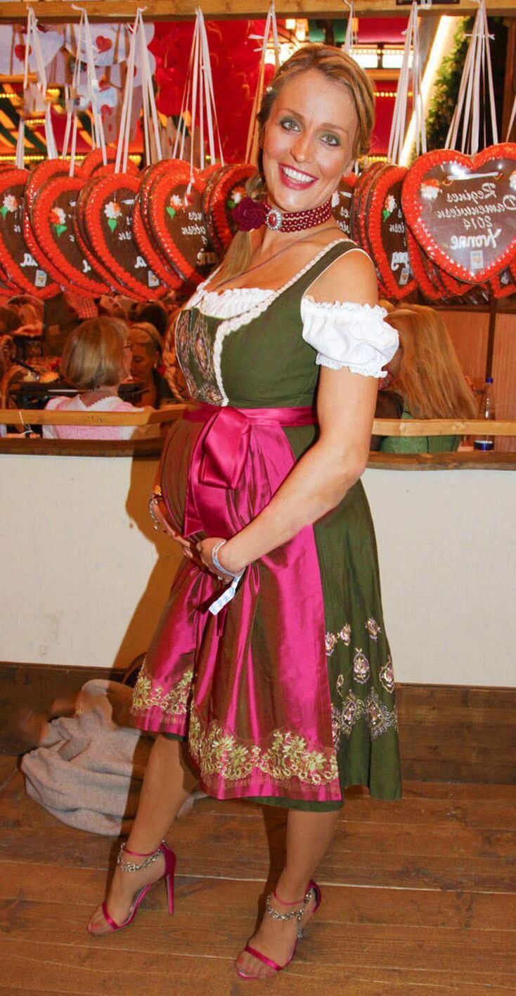 Geschwängerte Dirndlmadln trächtig in Tracht ()