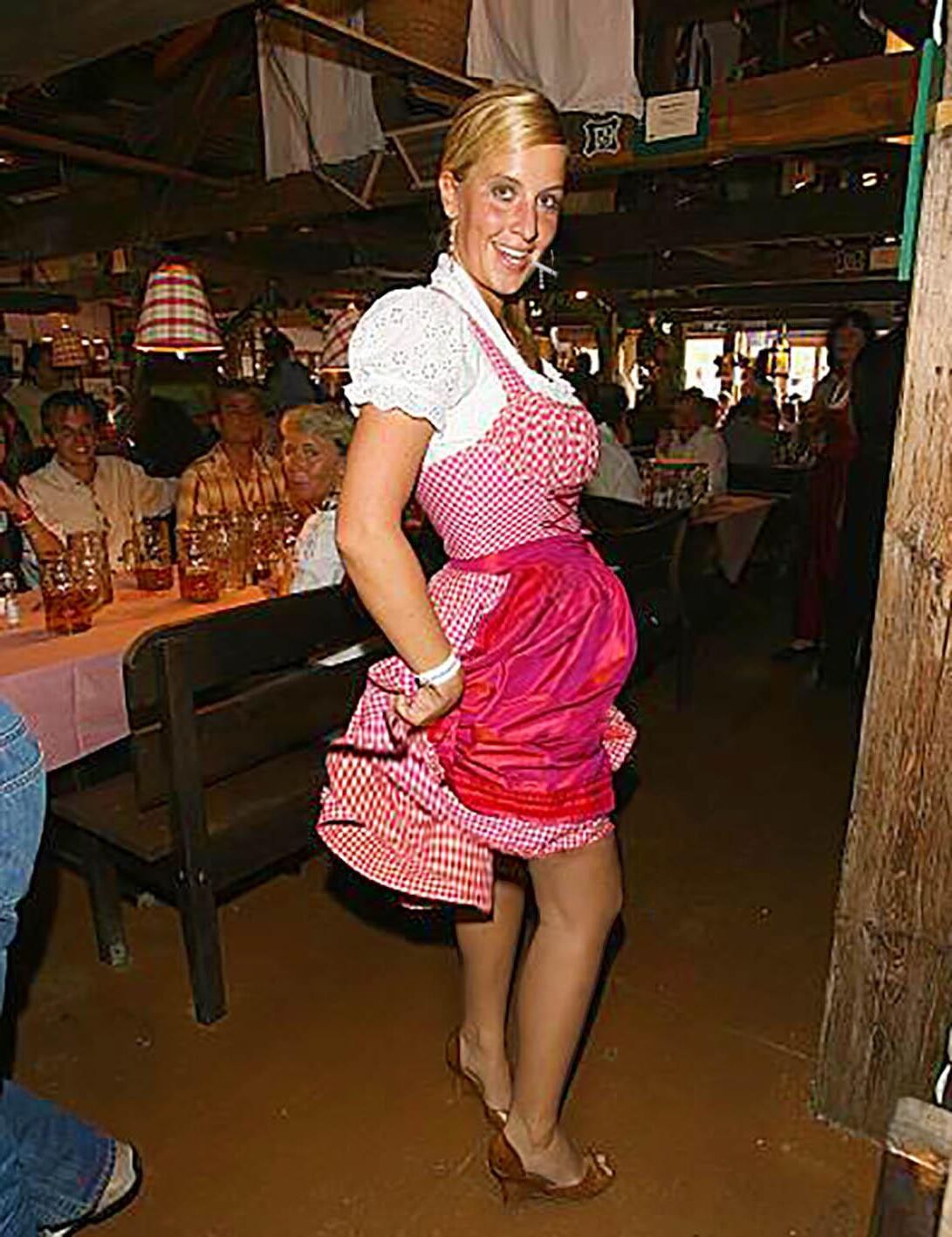 Geschwängerte Dirndlmadln trächtig in Tracht ()