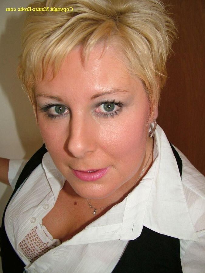. Jeanie this busty gran wants to sit on your face