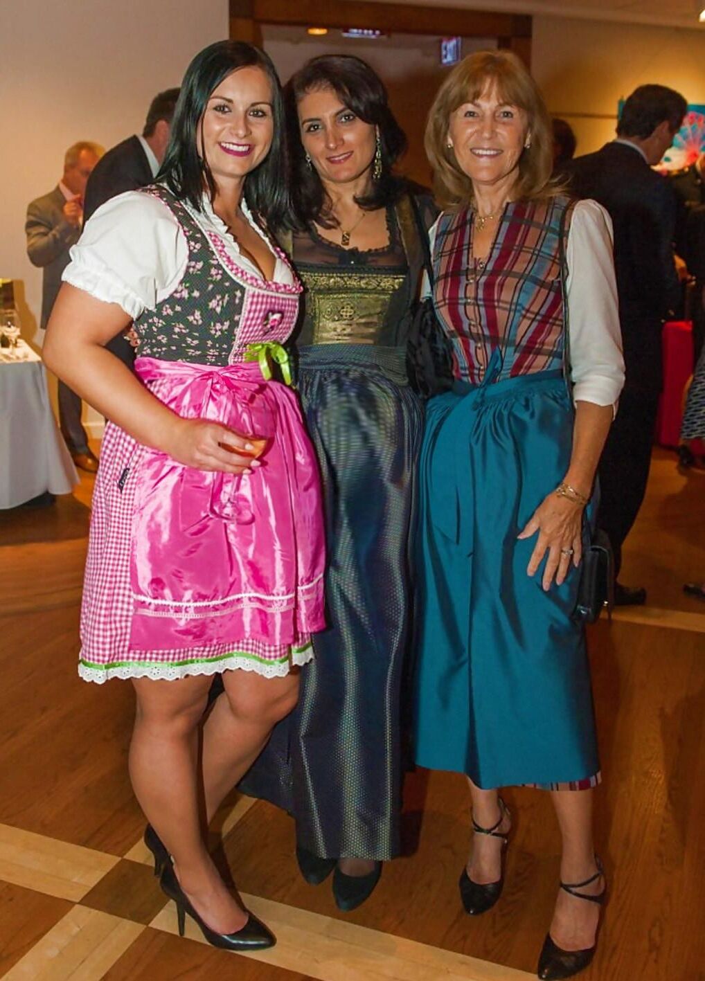 Geschwängerte Dirndlmadln trächtig in Tracht ()