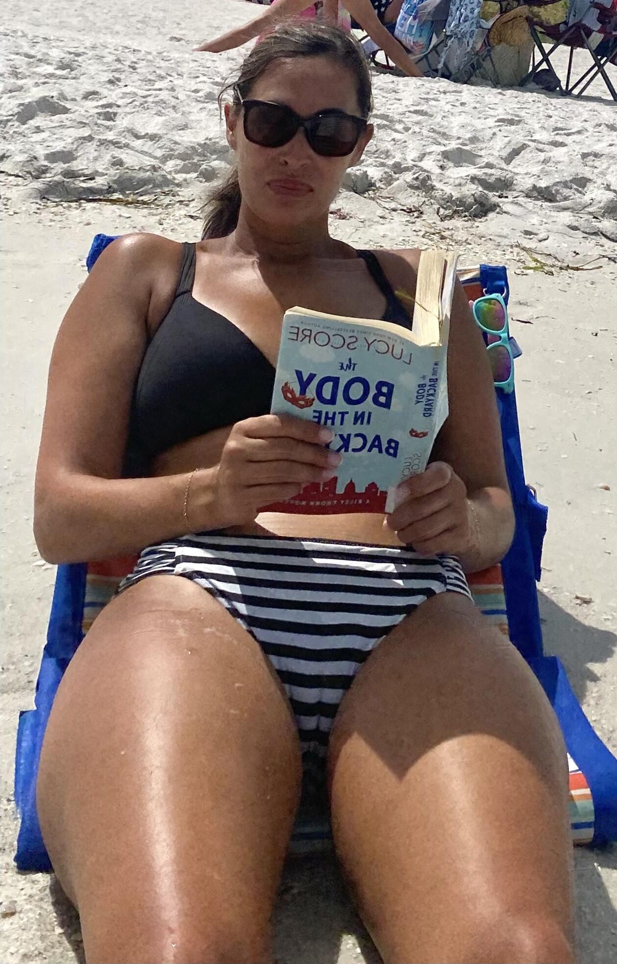 Unaware mature bodies on the beach which ones are bald 