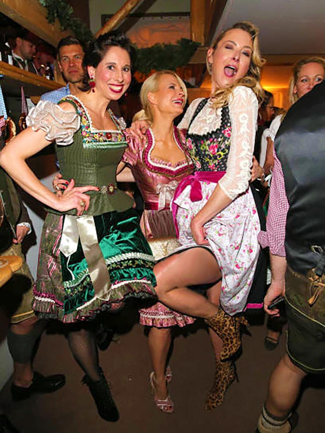 Geschwängerte Dirndlmadln trächtig in Tracht ()