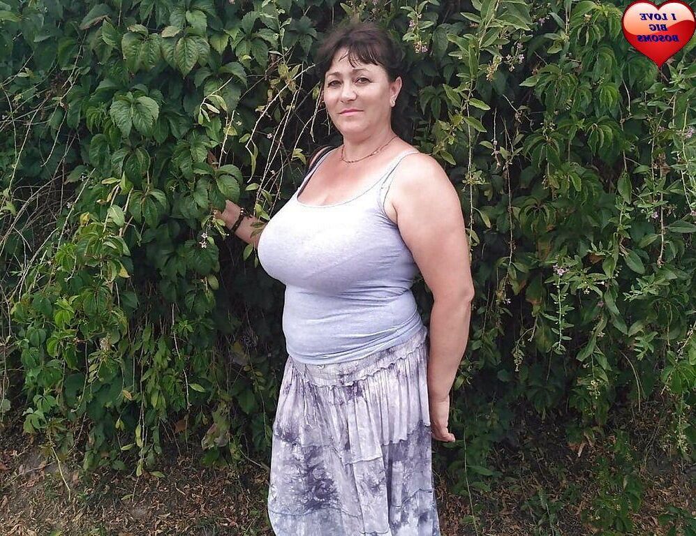 Ein paar reife Damen mit großen Busen