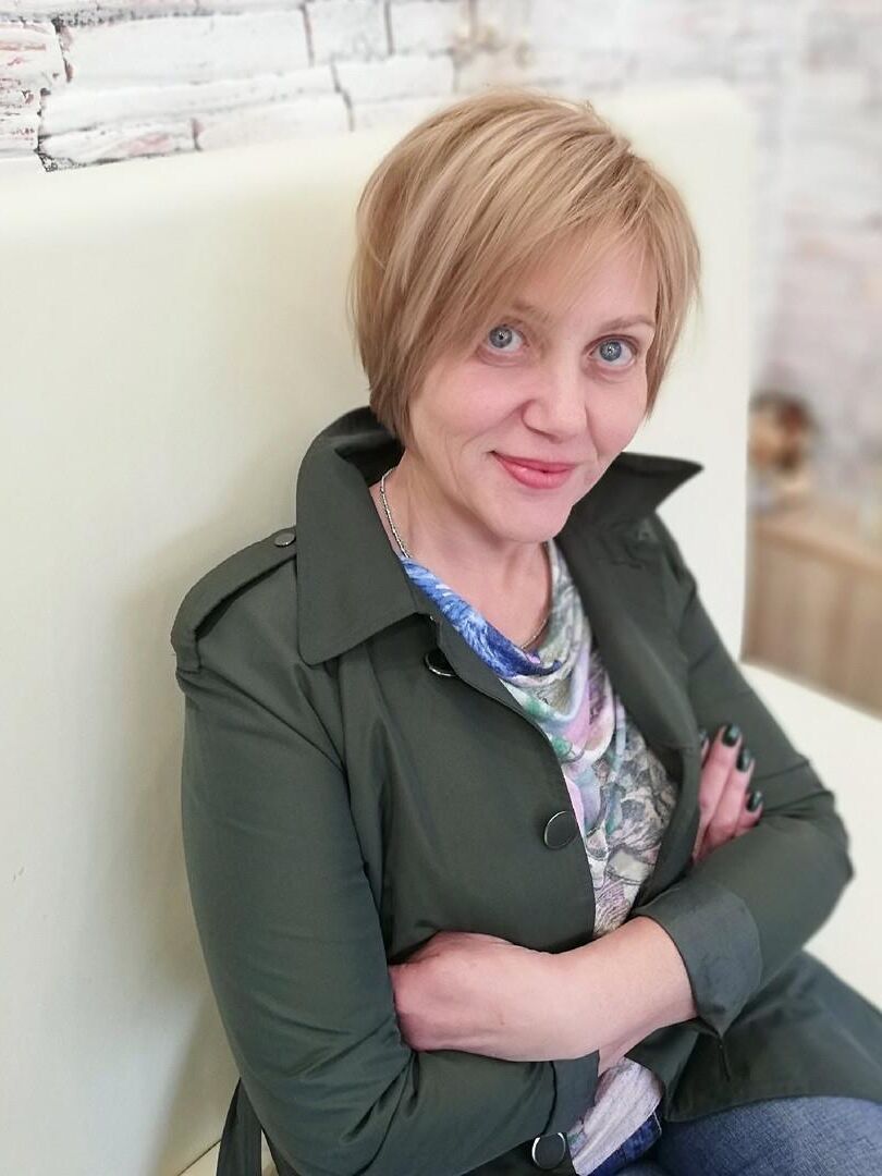 Mature Iraida from Murmansk in Russia spread wide her legs