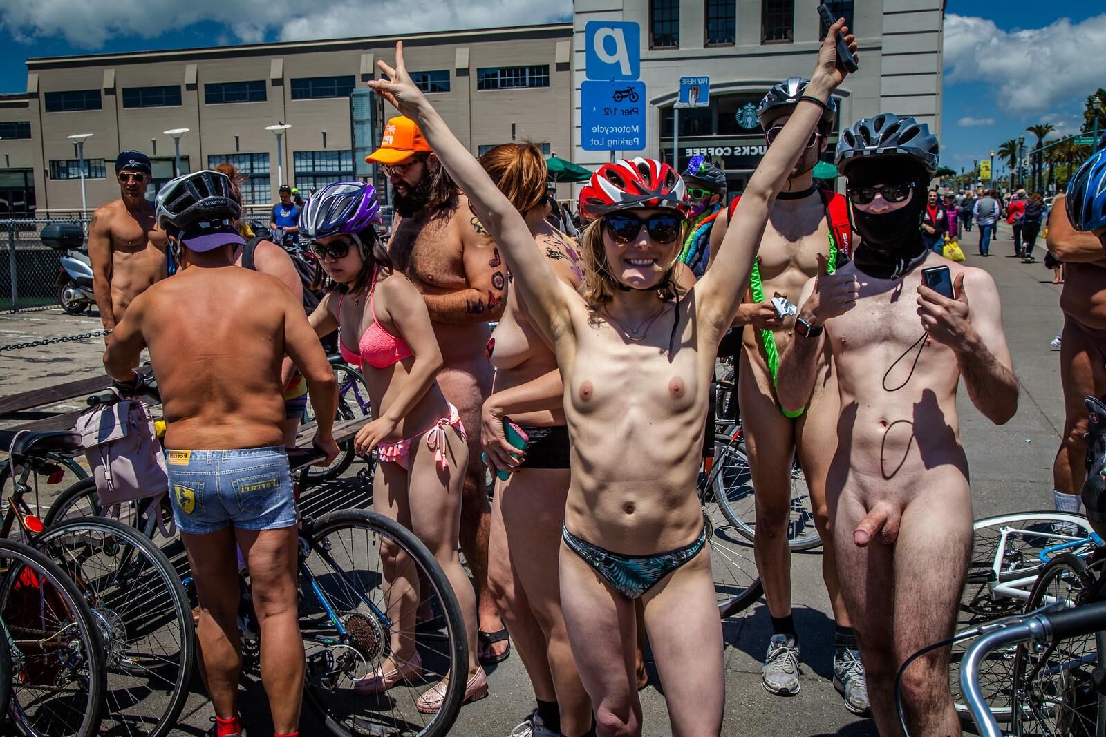 世界の裸の自転車に乗る