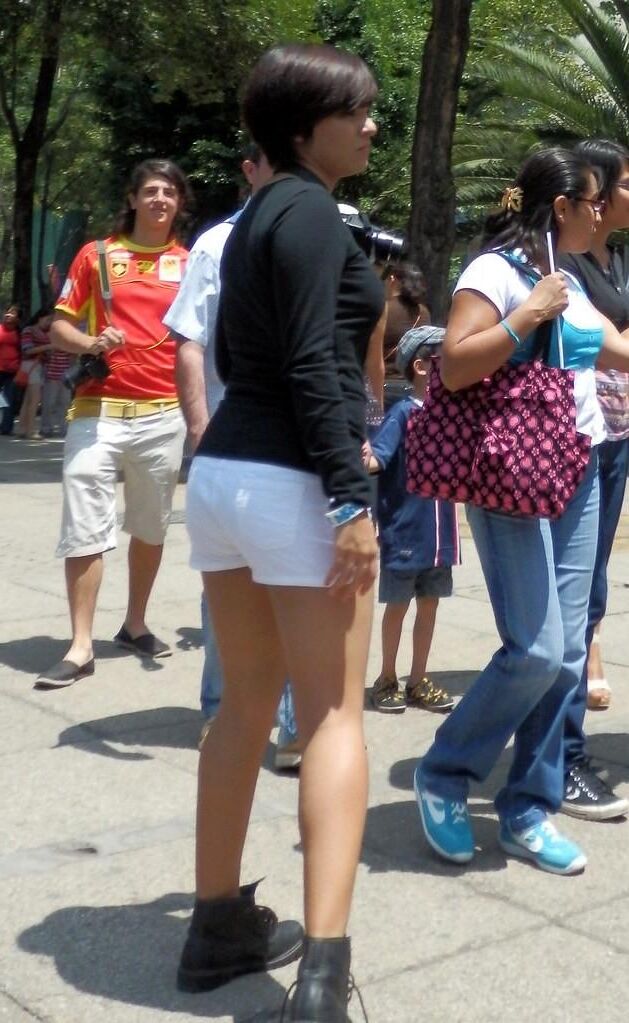 Flicking Finds of Beauty focus on candids