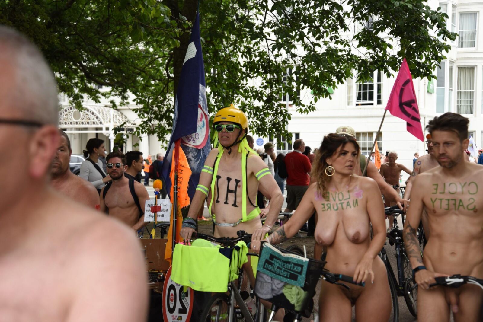 世界の裸の自転車に乗る