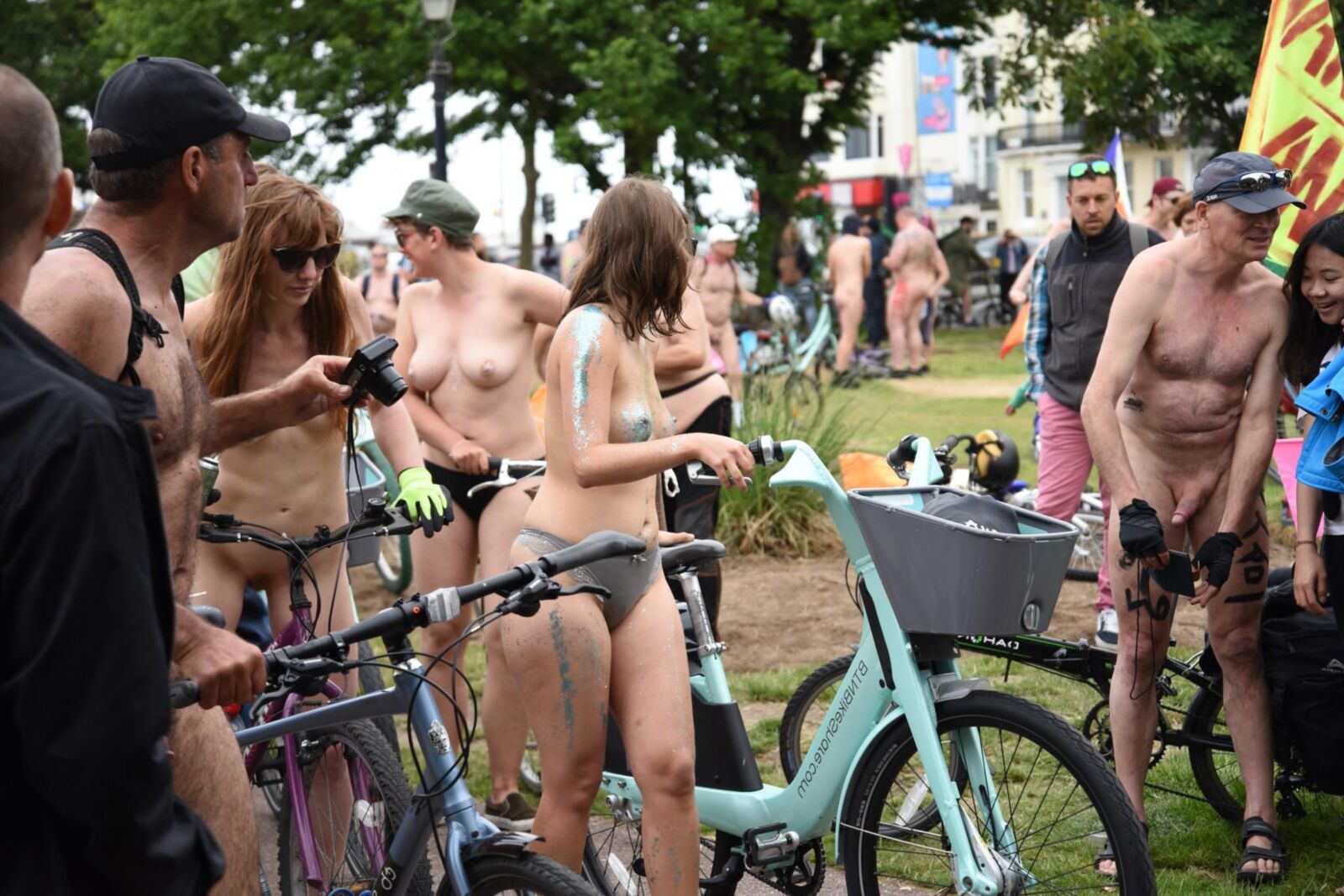 世界の裸の自転車に乗る