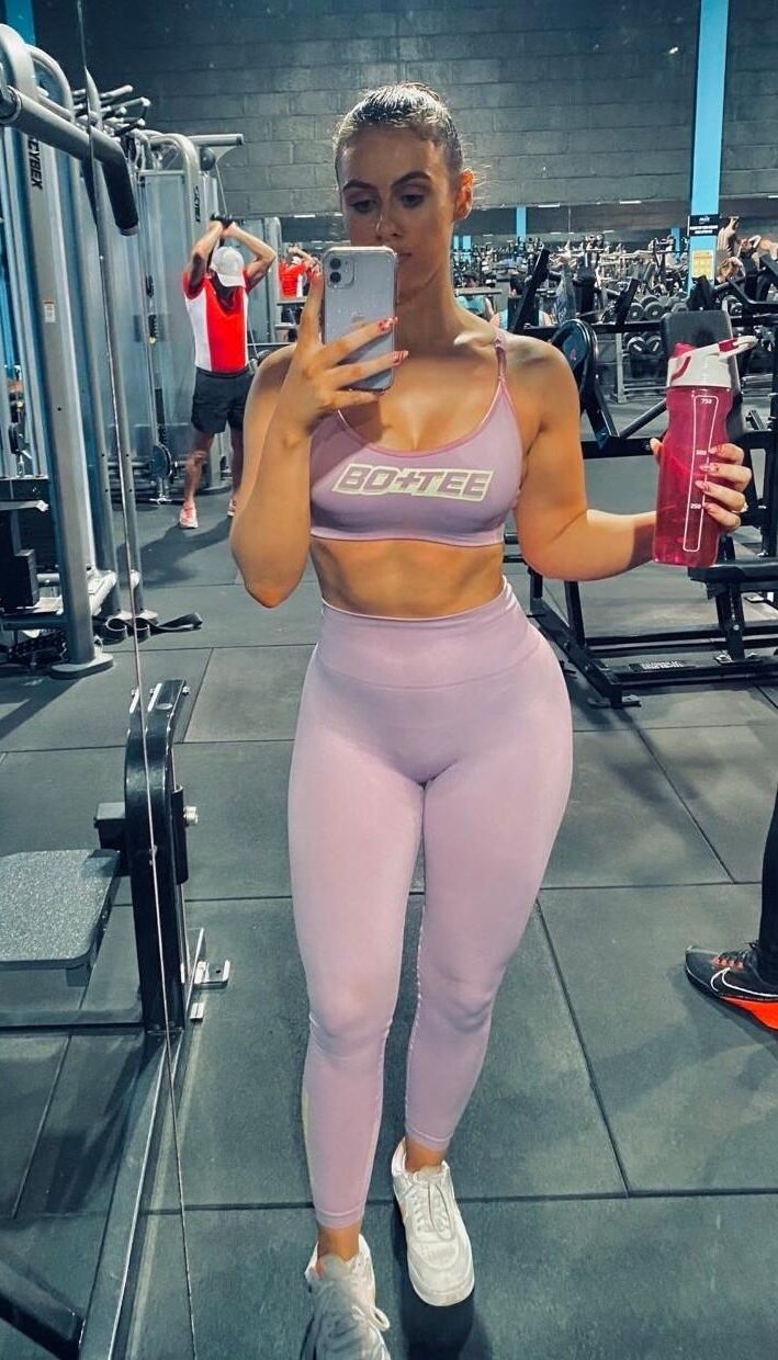 Maria curvy muscular fat tits MILF spread her far & wide