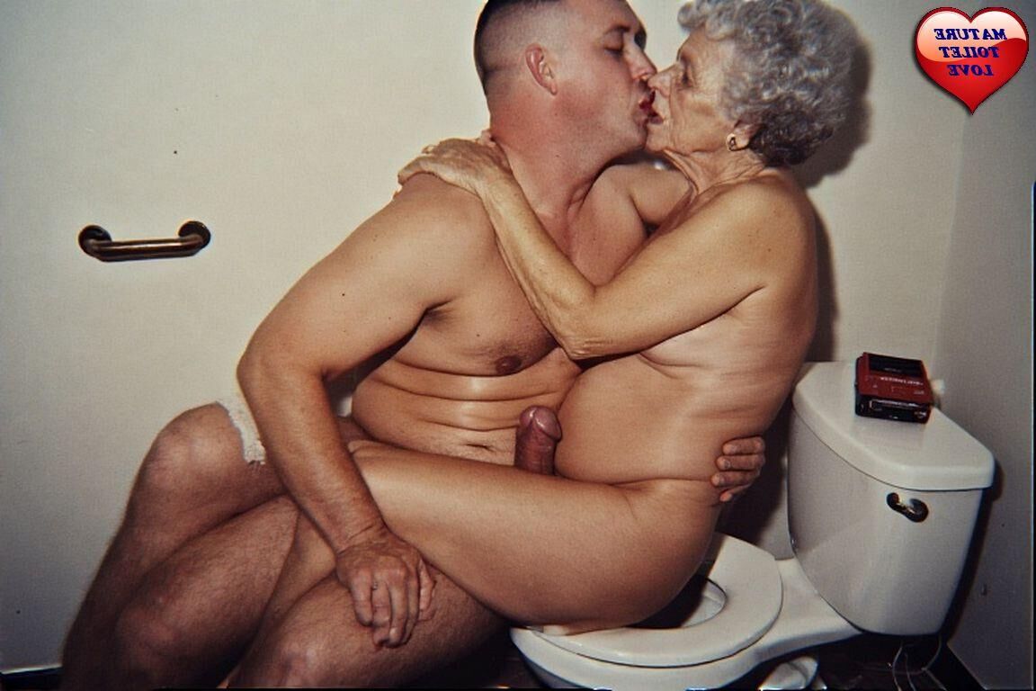 GRANNY TOILET LOVE